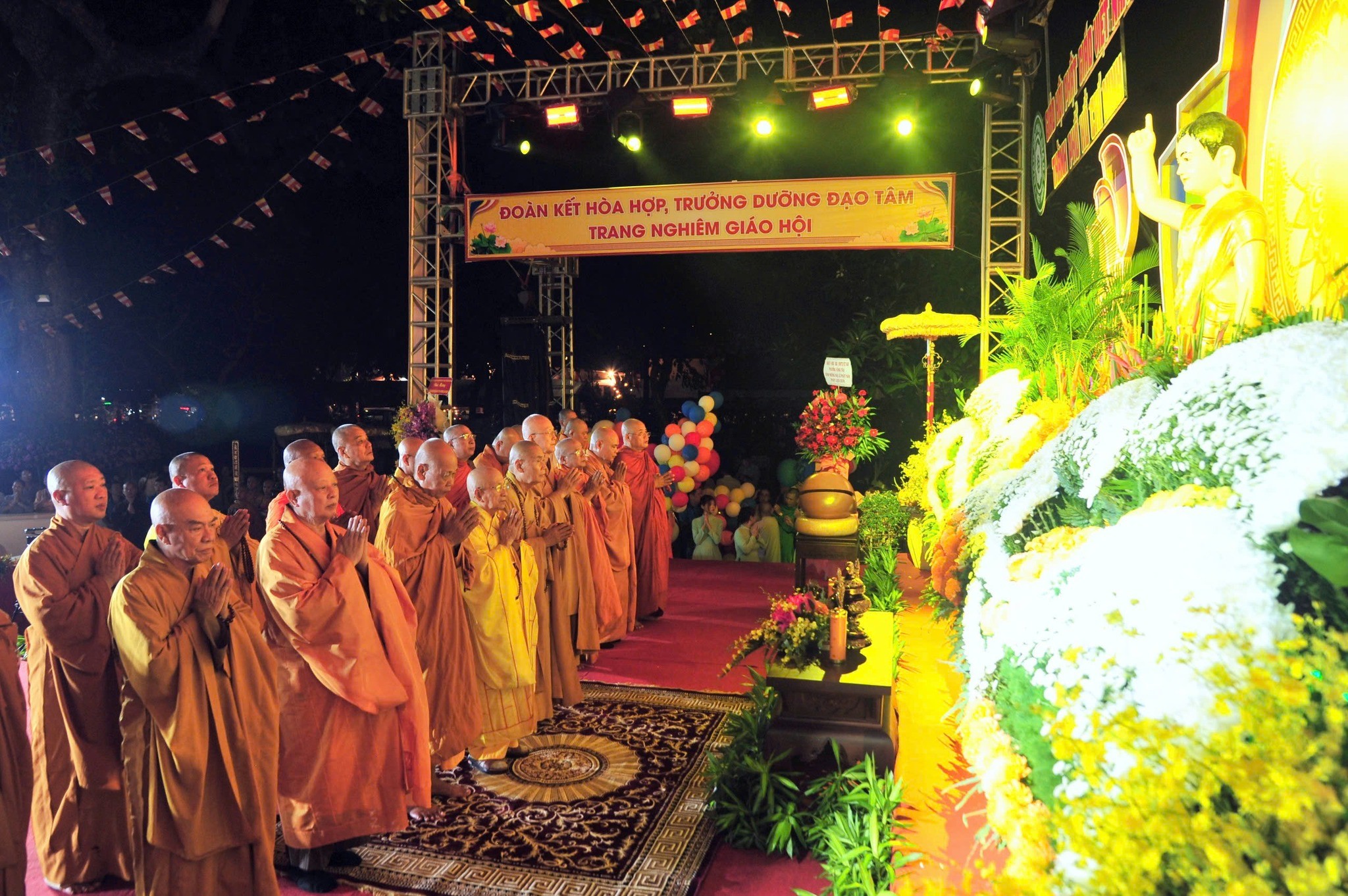 LAN TỎA THÔNG ĐIỆP HÒA BÌNH, YÊU THƯƠNG VÀ HƯỚNG THIỆN TRONG MÙA PHẬT ĐẢN