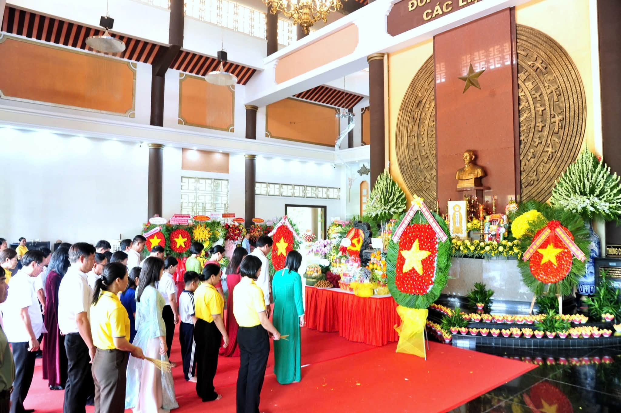 KHI NGƯỜI LÀM LỄ TRỞ THÀNH NGƯỜI DÂNG HƯƠNG...