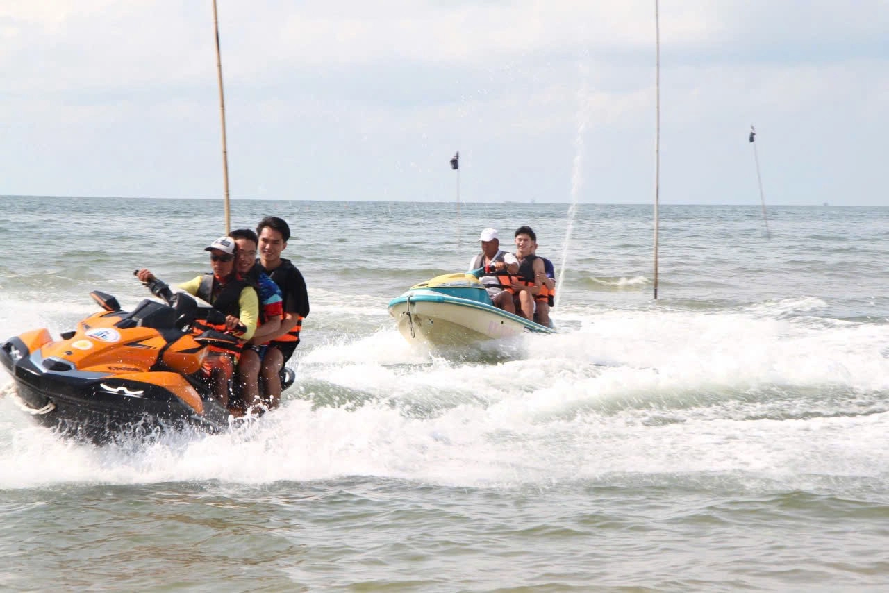 Lực lượng cứu hộ liên tục tuần tra, giám sát để đảm bảo an toàn cho người dân và du khách tắm biển.