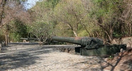 Trận địa pháo cổ