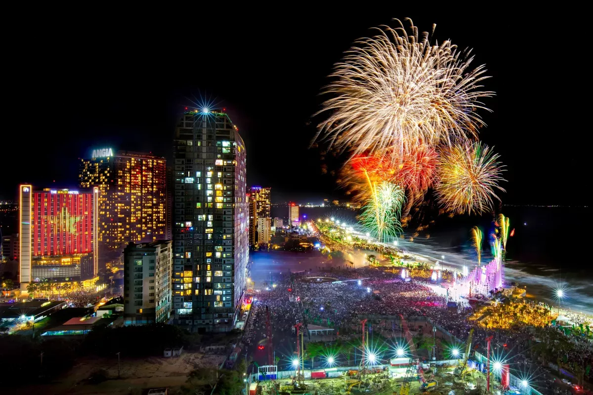 Màn pháo hoa chào năm mới Bính Ngọ 2026 tại Quảng trường Tam Thắng. Ảnh: NGUYỄN VĂN KHỞI