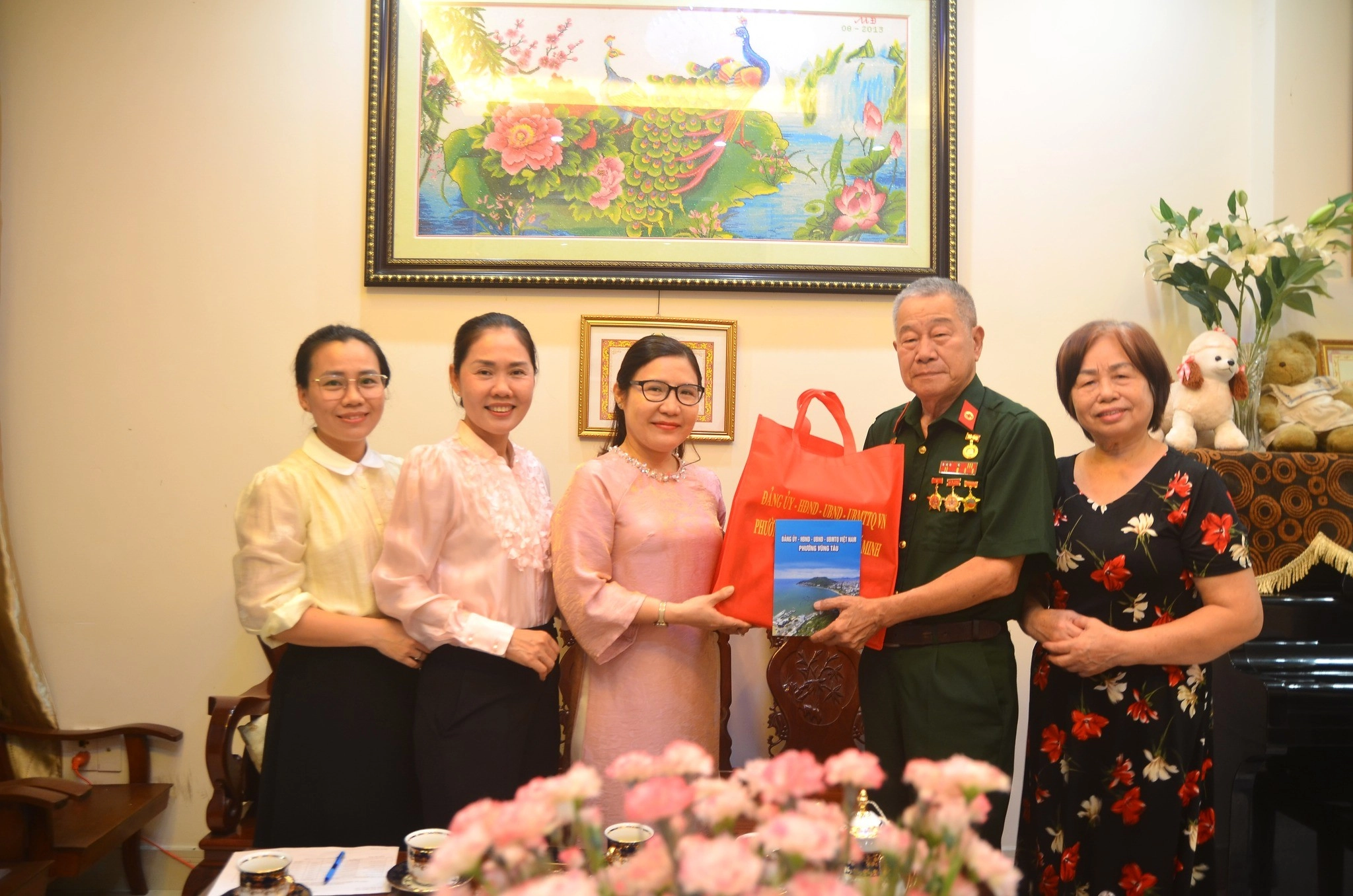 Phường Vũng Tàu: Tổ Chức 6 Đoàn Thăm Và Tặng Quà Người Có Công Tiêu Biểu Nhân Dịp 30/4