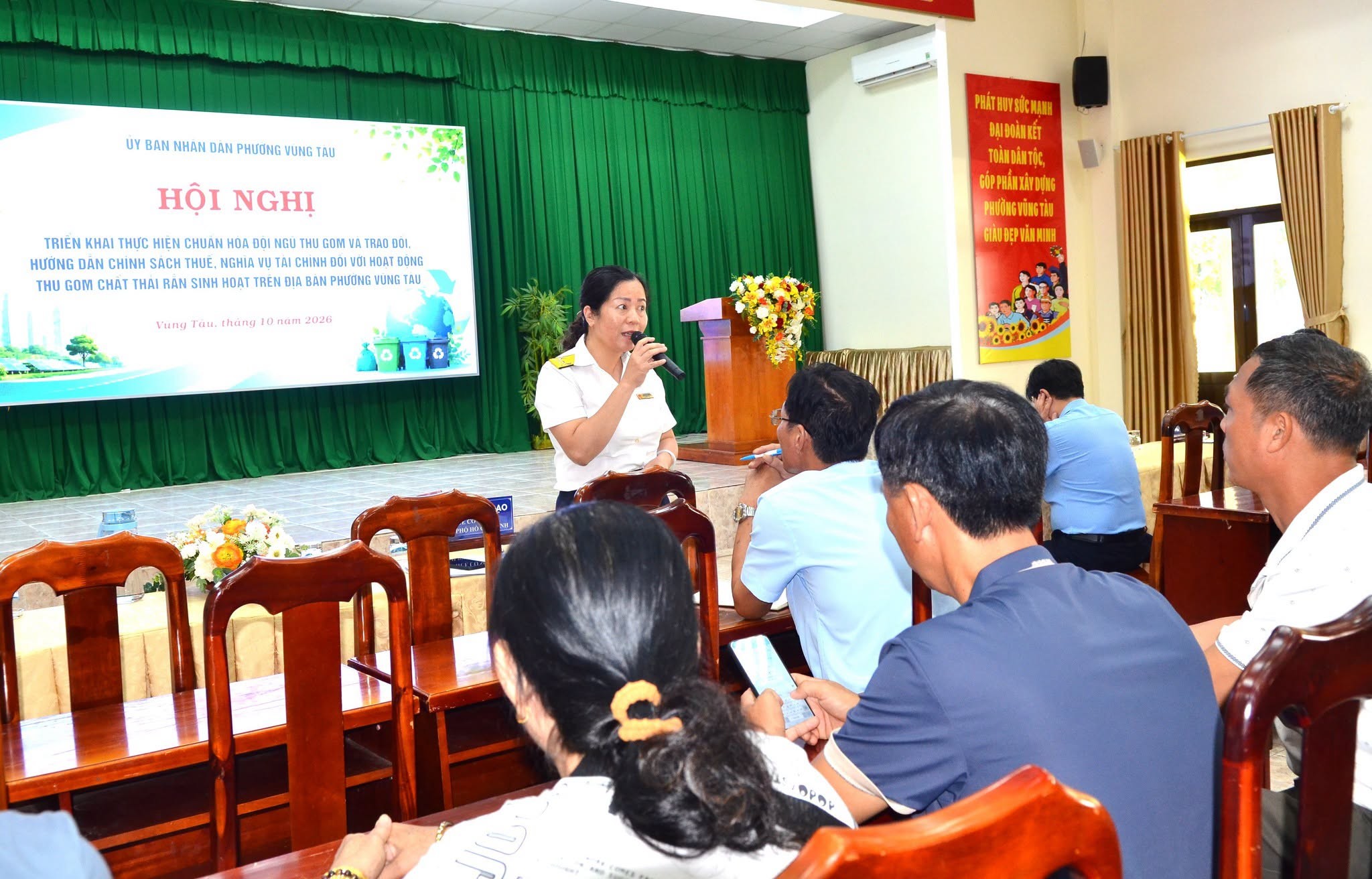 PHƯỜNG VŨNG TÀU TRIỂN KHAI CHUẨN HÓA ĐỘI NGŨ THU GOM RÁC, THỐNG NHẤT THỰC HIỆN GIÁ DỊCH VỤ