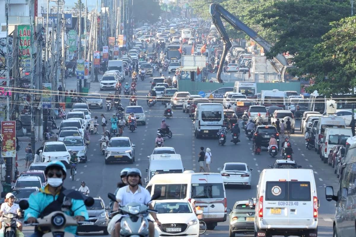 Tuyến đường Thùy Vân (khu vực Bãi Sau) lưu thông vẫn ổn định vào lúc đông nhất trong chiều 26.4. Ảnh: Toàn Phạm