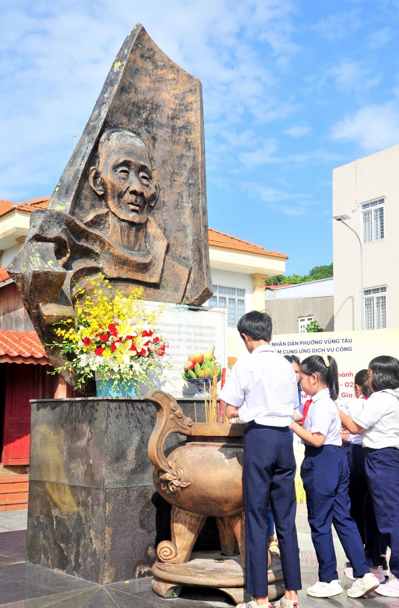 HÀNH TRÌNH VỀ NGUỒN THEO DẤU LỊCH SỬ TẠI DI TÍCH NHÀ MÁ TÁM NHUNG
