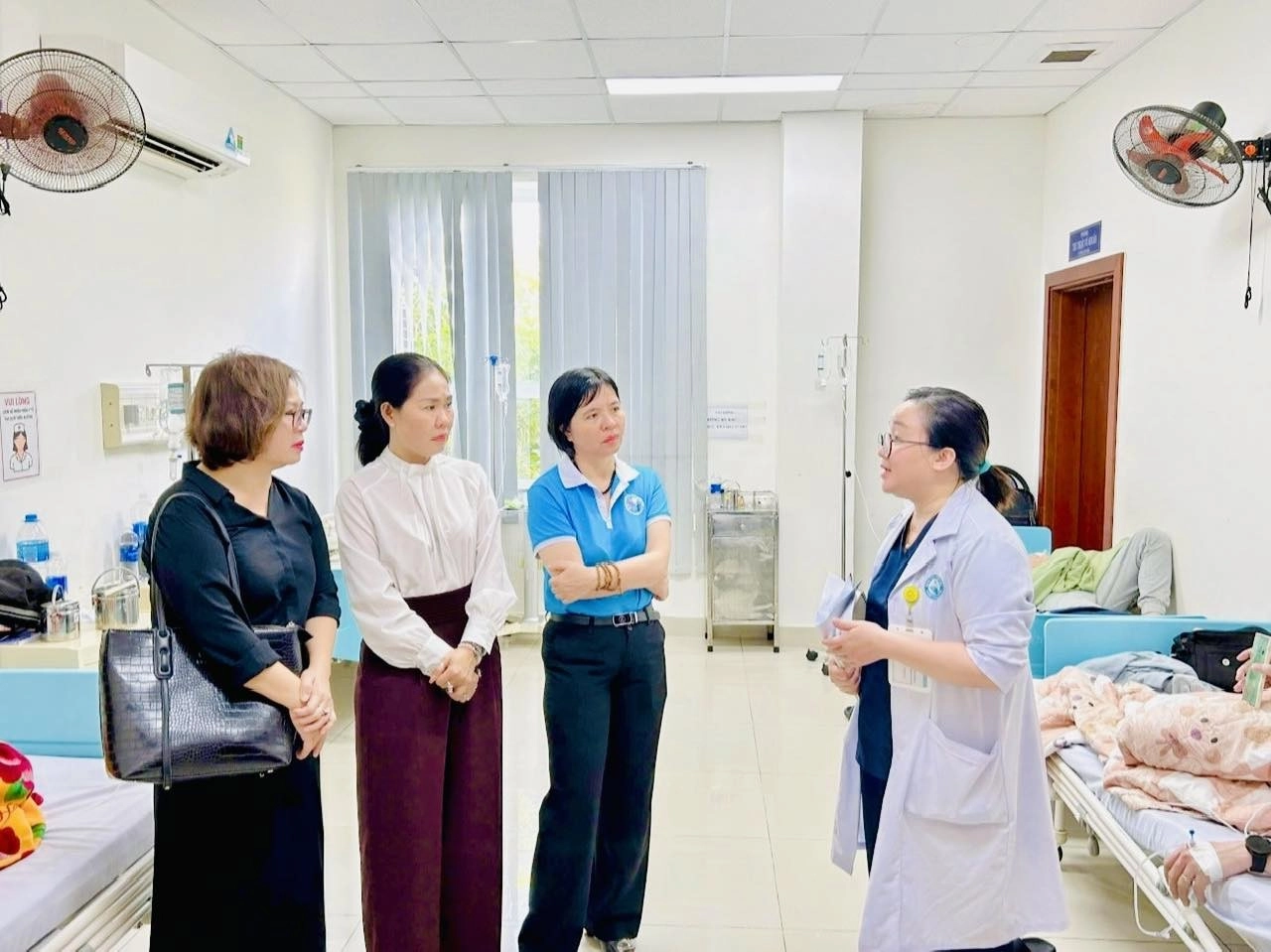 Lãnh Đạo Phường Vũng Tàu Thăm Hỏi Sức Khỏe Người Dân Nghi Ngộ Độc Thực Phẩm Sau Khi Ăn Bánh Mì