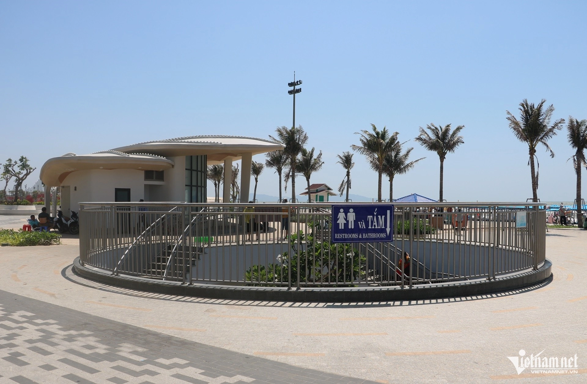 Khu tắm tráng và nhà vệ sinh miễn phí được bố trí dọc các trạm dịch vụ ở Bãi Sau. Ảnh: Quang Hưng