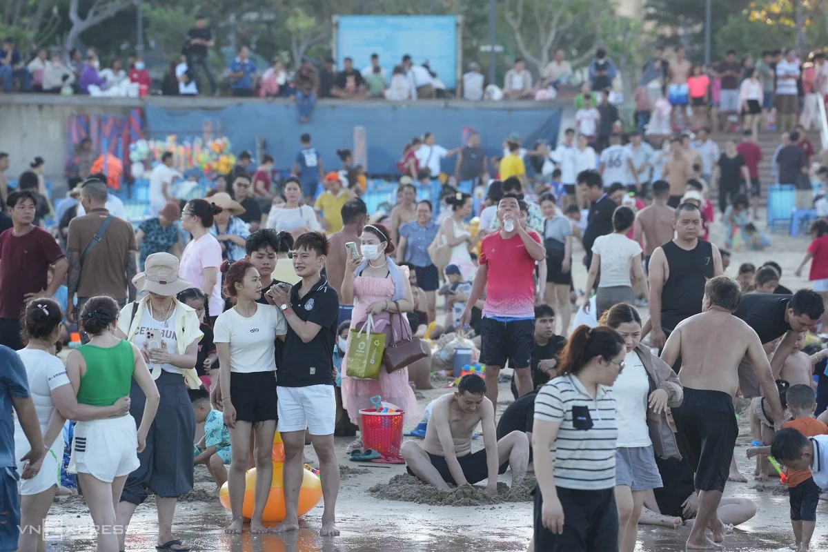 Khu vực biển gần công viên Thùy Vân, đoạn giao đường Hoàng Hoa Thám, dòng người tập trung kín đặc dưới nước lẫn dọc bờ kè. Anh Hoàng Tuấn cho biết lái ôtô chở gia đình từ Dĩ An xuống Vũng Tàu chơi trong hai ngày. Anh xuất phát từ sáng sớm và mất hơn gần hai tiếng rưỡi cho hành trình hơn 100 km. Dù không ùn tắc nghiêm trọng song dòng xe di chuyển khá chậm.