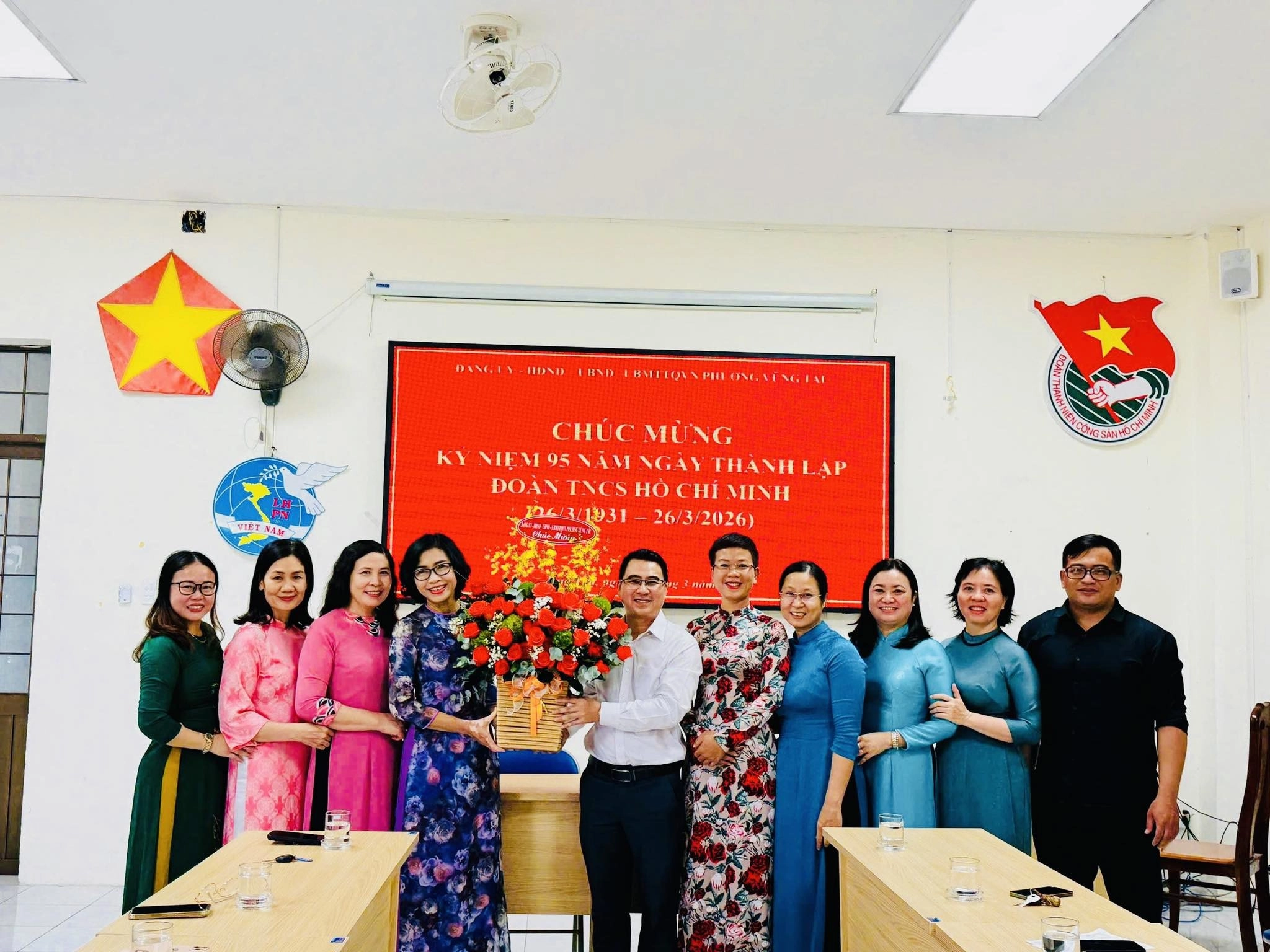 Lãnh đạo phường Vũng Tàu thăm, chúc mừng Đoàn phường nhân kỷ niệm 95 năm Ngày thành lập Đoàn TNCS Hồ Chí Minh