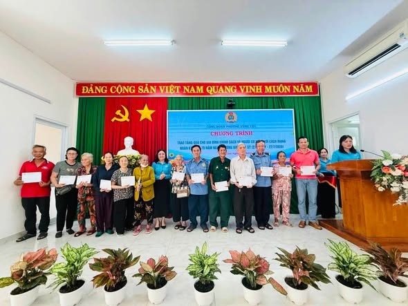 CÔNG ĐOÀN PHƯỜNG VŨNG TÀU THĂM, TẶNG QUÀ TRI ÂN CHO GIA ĐÌNH CHÍNH SÁCH, NGƯỜI CÓ CÔNG