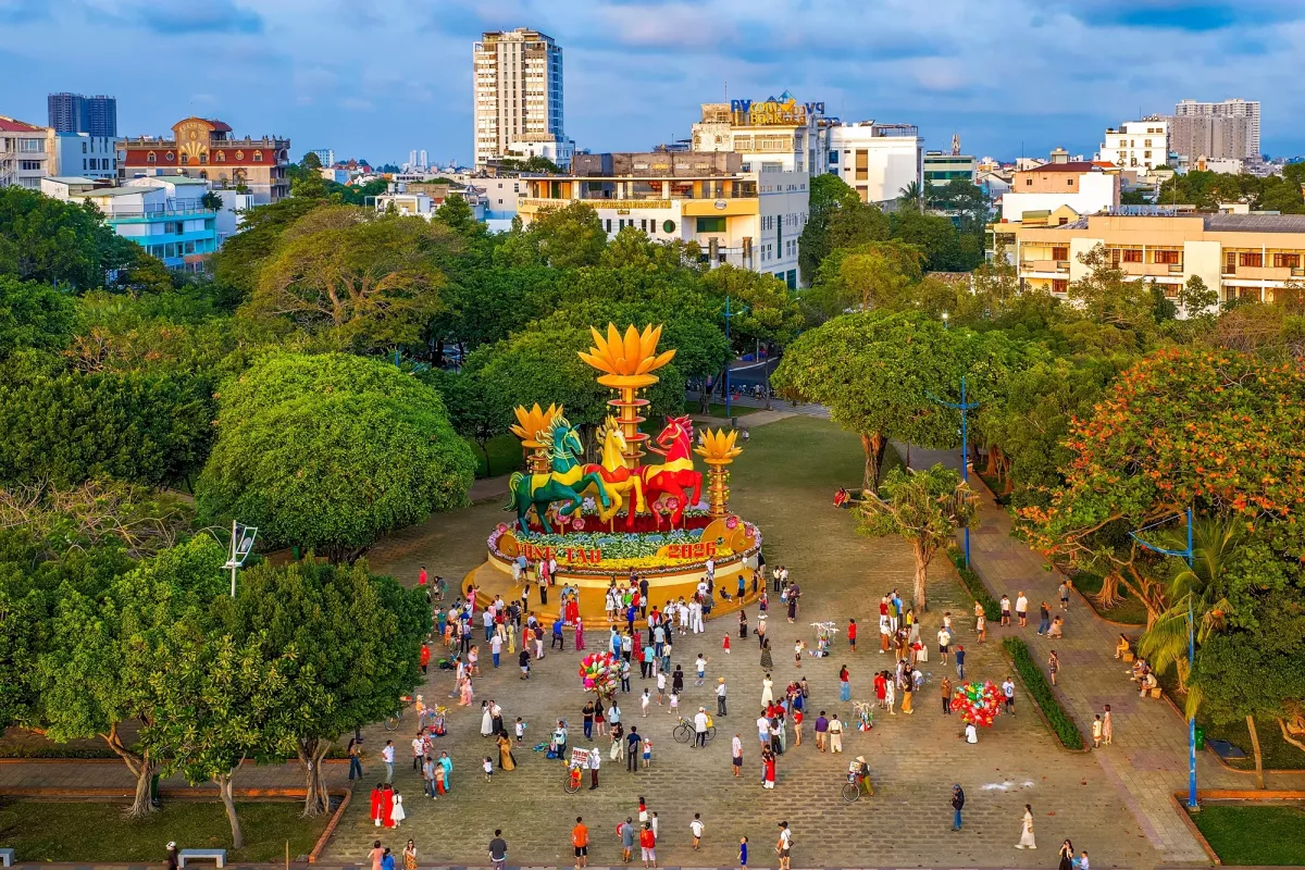 Người dân và du khách tham quan Hội hoa xuân phường Vũng Tàu. Ảnh: NGUYỄN VĂN KHỞI