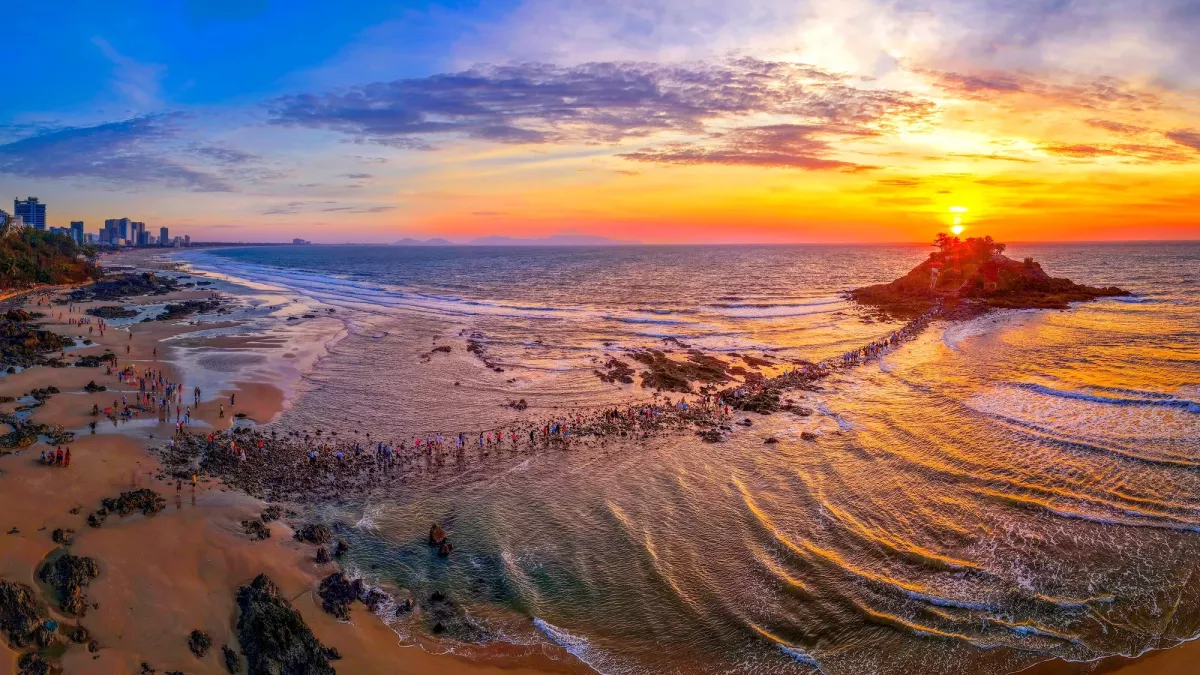 Hòn Bà - Điểm du lịch tâm linh thu hút khách thập phương dịp đầu năm. Ảnh: NGUYỄN VĂN KHỞI