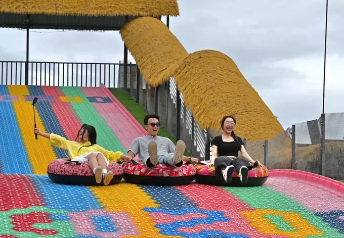 Mùng 2 Tết, đông đảo du khách đến phía Đông TPHCM du xuân