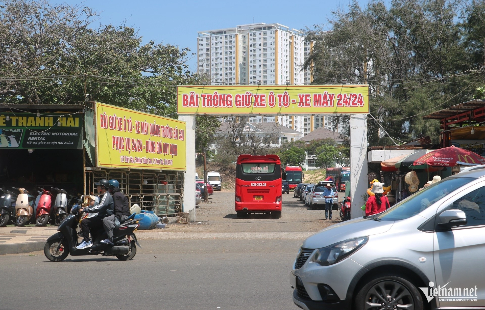 Một trong các điểm giữ xe được chính quyền địa phương công khai để du khách lựa chọn khi đến vui chơi, tắm biển. Ảnh: Quang Hưng