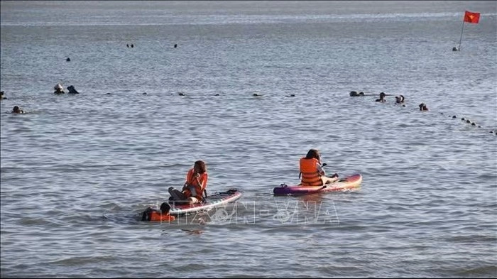 Khu vực Bãi Trước thu hút người dân và du khách tham gia các trò chơi thể thao trên biển