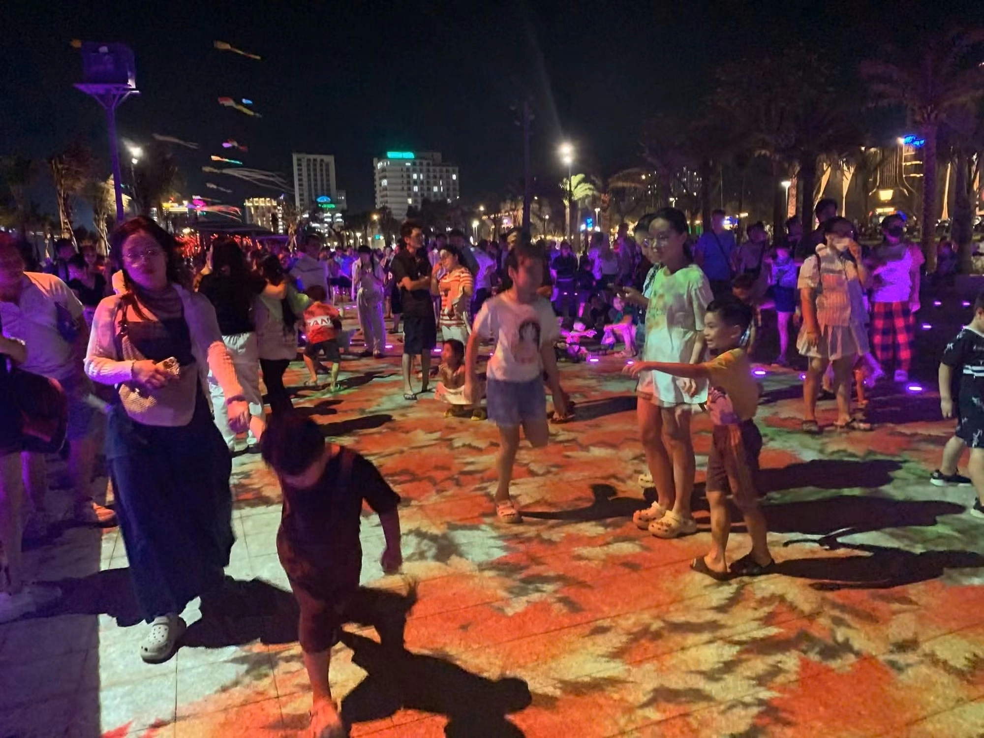 Du khách tham quan, trải nghiệm công viên nghìn tỷ Thuỳ Vân