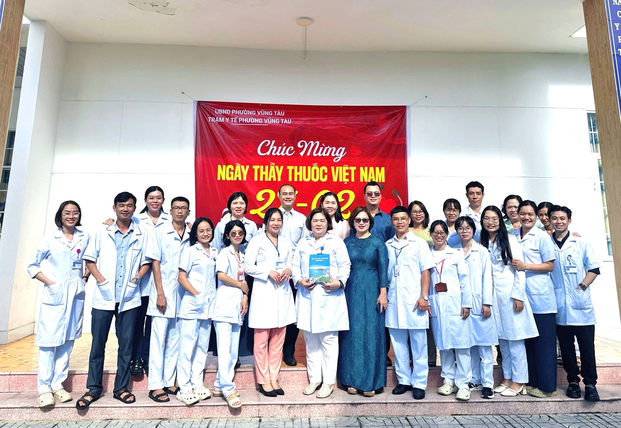 Lãnh đạo phường Vũng Tàu thăm, chúc mừng các đơn vị y tế