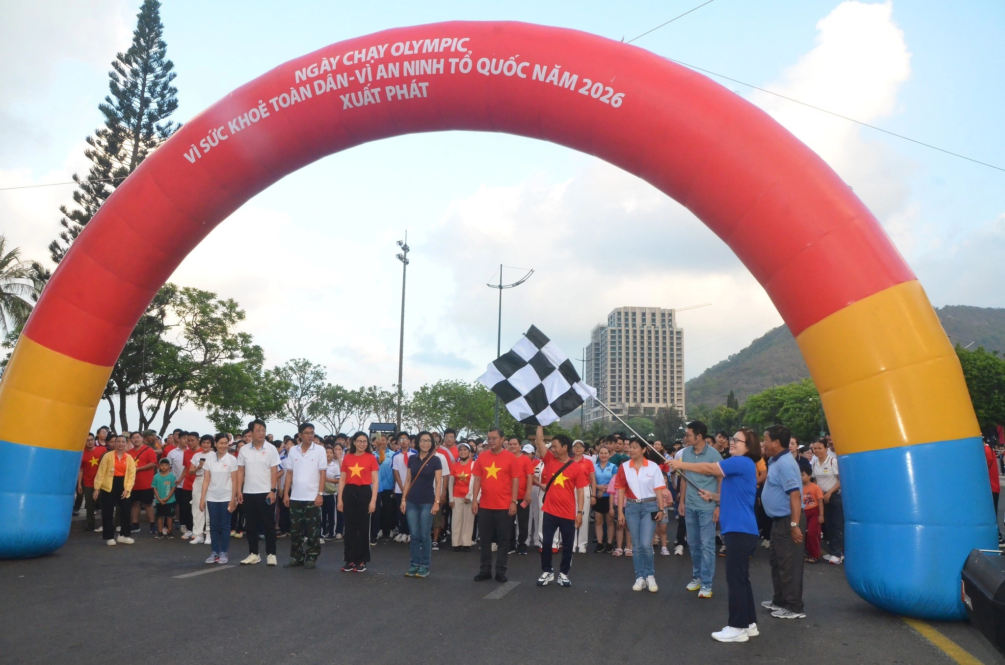 Hơn 2.100 người chinh phục ngọn Hải Đăng trong Ngày hội Leo núi kết hợp phát động Ngày chạy Olympic 2026