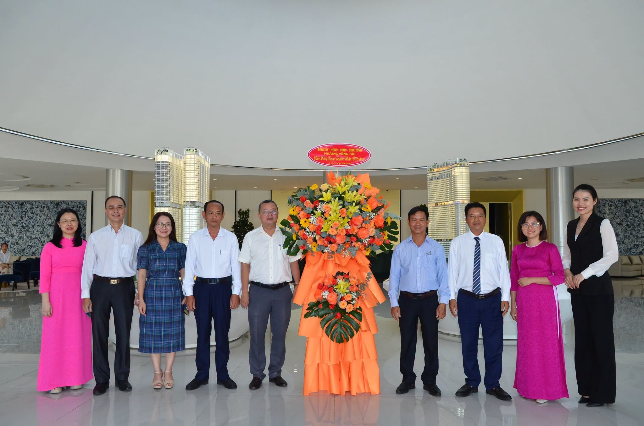 PHƯỜNG VŨNG TÀU THĂM, CHÚC MỪNG CÁC DOANH NGHIỆP DỊCH VỤ, DU LỊCH NHÂN NGÀY DOANH NHÂN VIỆT NAM 13/10