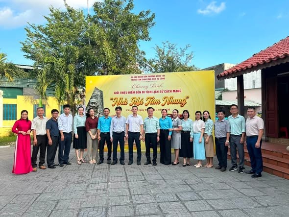 Đón đoàn cán bộ đảng viên thuộc đơn vị Vietsovpetro tìm hiểu Khu di tích lịch sử Nhà Má Tám Nhung