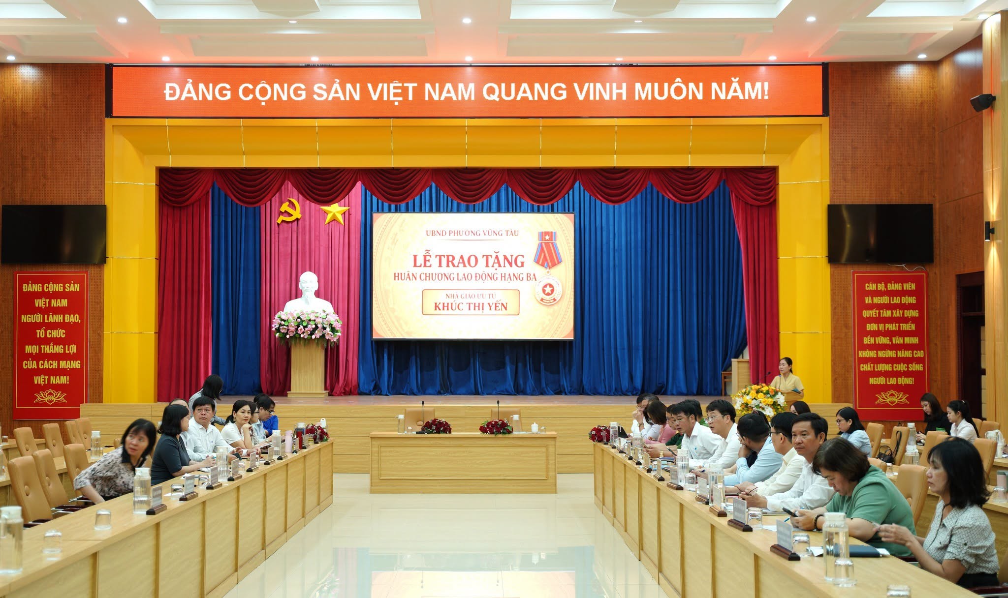 TRAO TẶNG HUÂN CHƯƠNG LAO ĐỘNG HẠNG BA CHO NHÀ GIÁO ƯU TÚ KHÚC THỊ YẾN