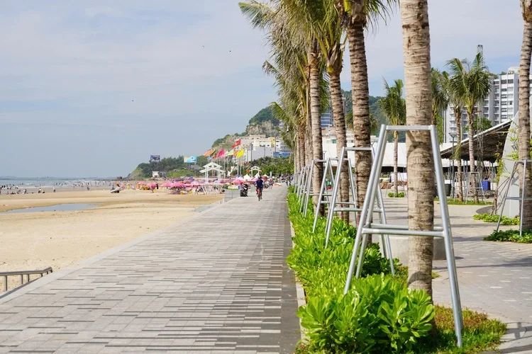 Đoạn biển Bãi Sau nhiều công năng phục vụ khách tắm biển so với nhiều công trình tạm bợ trước chỉnh trang. Ảnh: Trường Hà