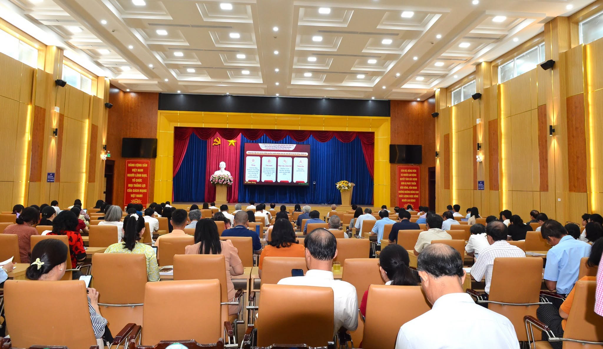 PHƯỜNG VŨNG TÀU THAM DỰ HỘI NGHỊ QUÁN TRIỆT, TRIỂN KHAI NGHỊ QUYẾT HỘI NGHỊ LẦN THỨ TƯ BAN CHẤP HÀNH TRUNG ƯƠNG ĐẢNG KHÓA XIV