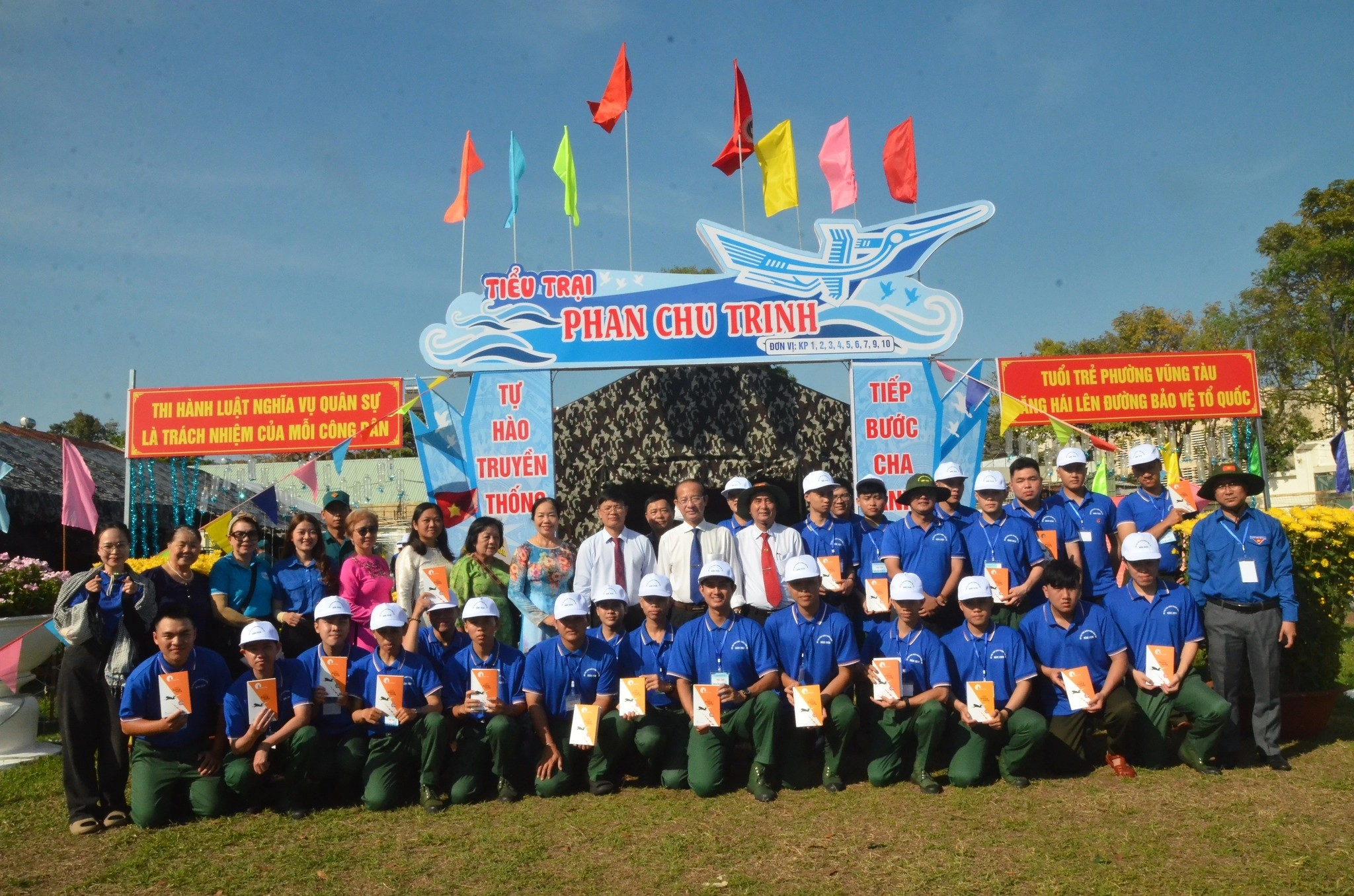 Lãnh Đạo Phường Vũng Tàu Tặng Sách Động Viên Thanh Niên Lên Đường Nhập Ngũ