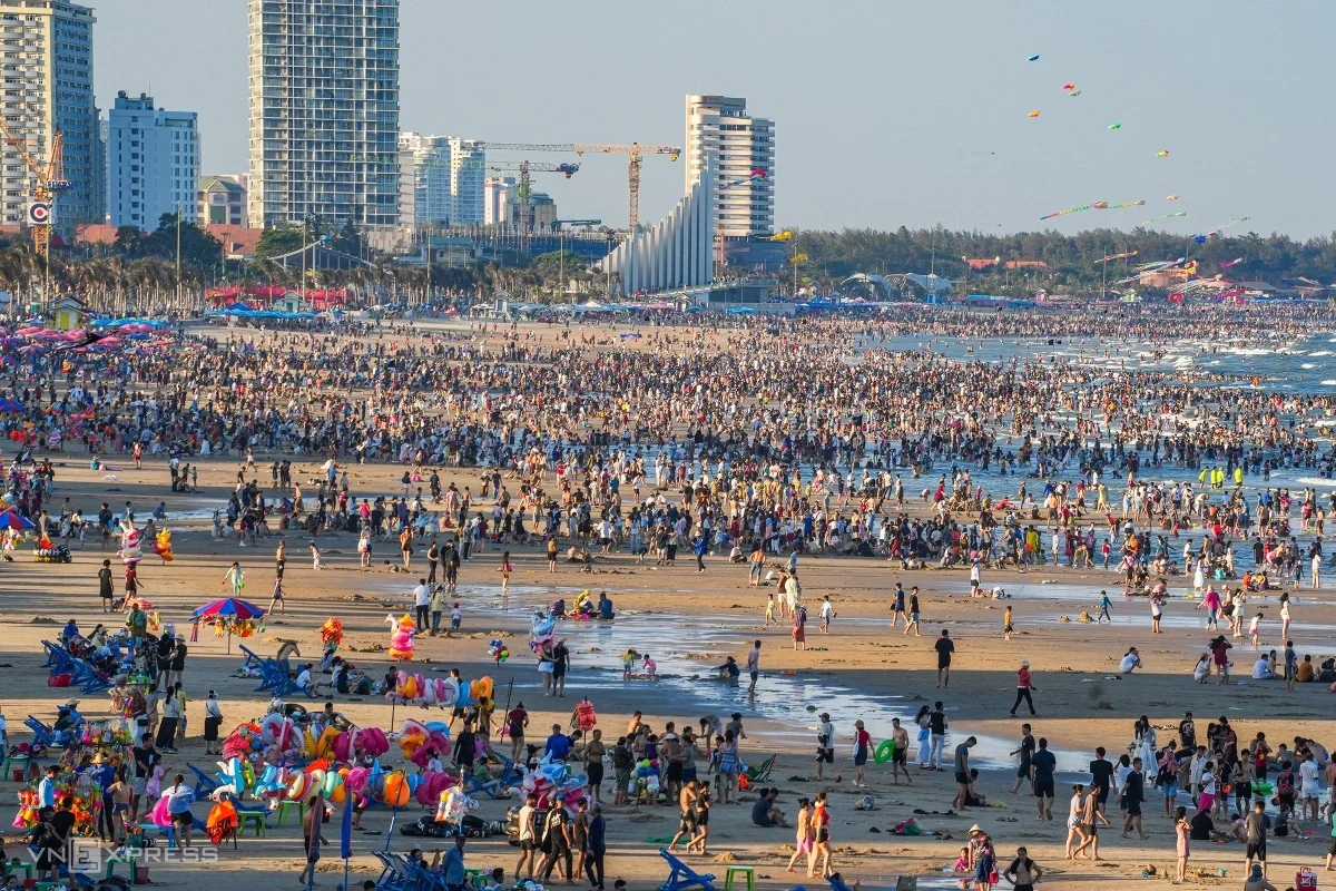 Bãi biển Vũng Tàu ken đặc người ngày đầu nghỉ lễ