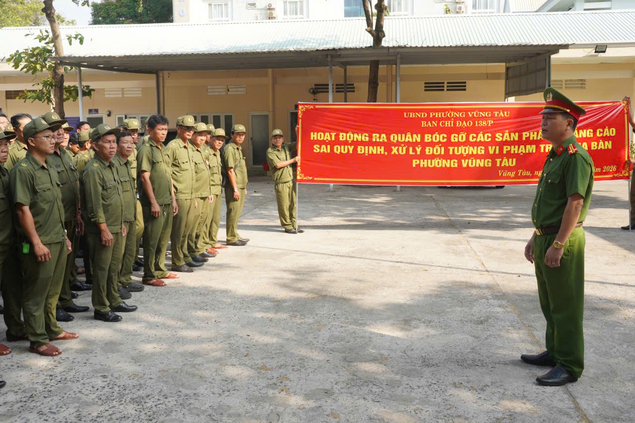 Phường Vũng Tàu ra quân bóc gỡ quảng cáo sai quy định, chỉnh trang mỹ quan