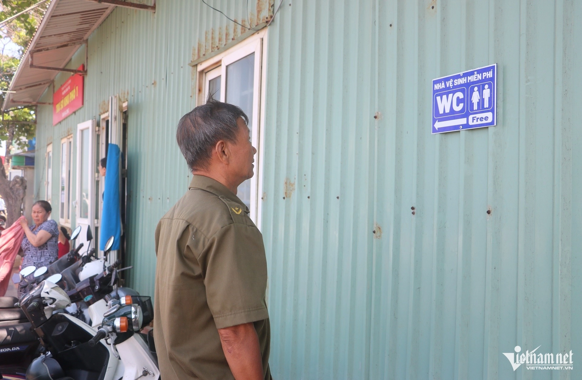 Trụ sở khu phố 1, phường Vũng Tàu nằm trên đường Hạ Long cũng là điểm phục vụ nhà vệ sinh miễn phí. Ảnh: Quang Hưng