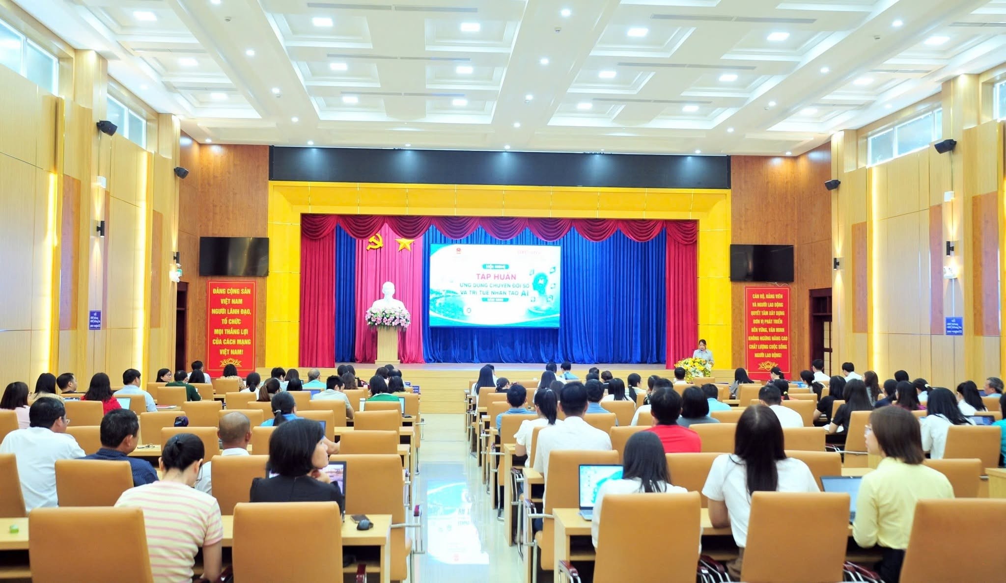 TẬP HUẤN KỸ NĂNG SỬ DỤNG AI CHO 300 CÁN BỘ, CÔNG CHỨC, VIÊN CHỨC, NGƯỜI LAO ĐỘNG