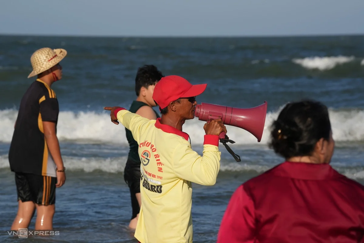Nhân viên cứu hộ vẫn túc trực, liên tục phát loa nhắc nhở du khách không tắm tại khu vực có ao xoáy, dòng chảy nguy hiểm.
