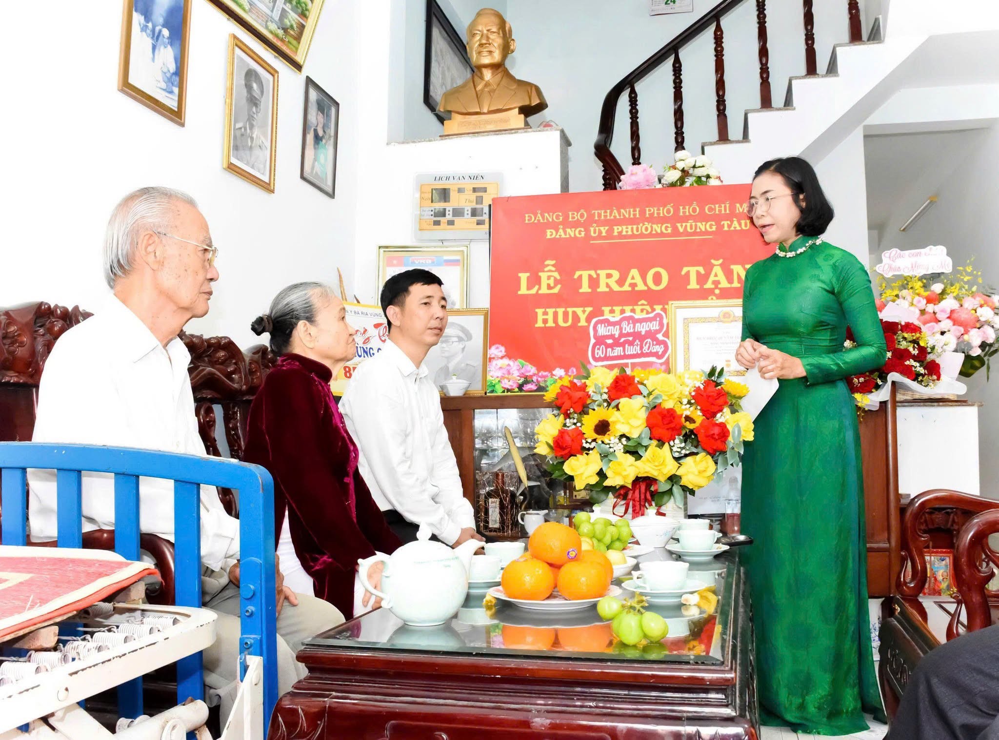 TRAO HUY HIỆU ĐẢNG TẠI NHÀ – TRỌN NGHĨA TRI ÂN VỚI NHỮNG ĐẢNG VIÊN LÃO THÀNH
