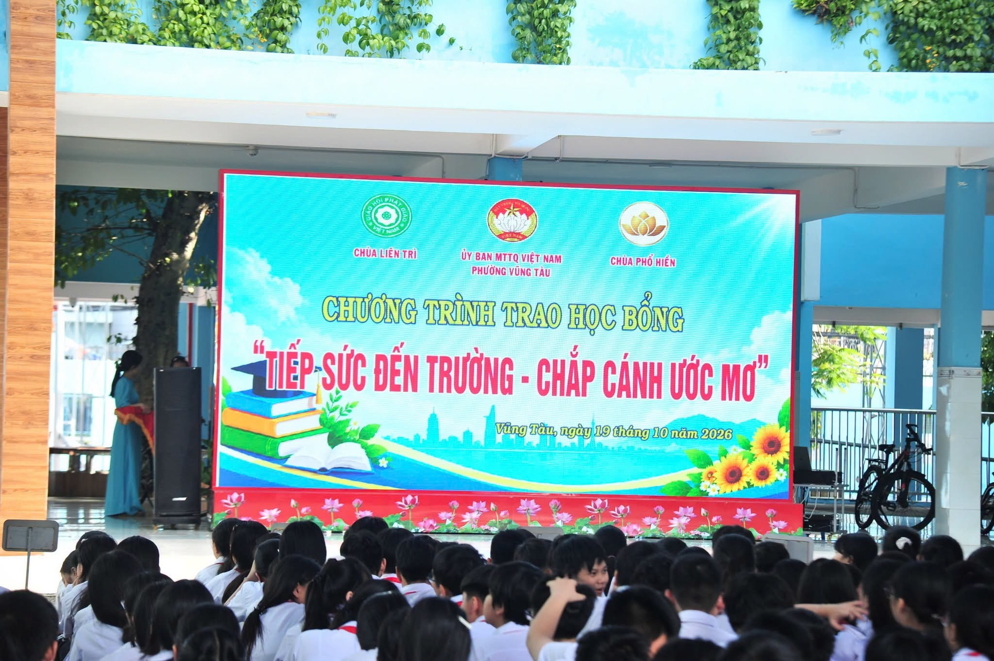 ỦY BAN MTTQ PHƯỜNG VŨNG TÀU PHỐI HỢP TRAO 100 SUẤT HỌC BỔNG TRỊ GIÁ 100 TRIỆU ĐỒNG VÀ 13 CHIẾC XE ĐẠP CHO HỌC SINH CÓ HOÀN CẢNH KHÓ KHĂN TẠI TRƯỜNG THCS THẮNG NHÌ
