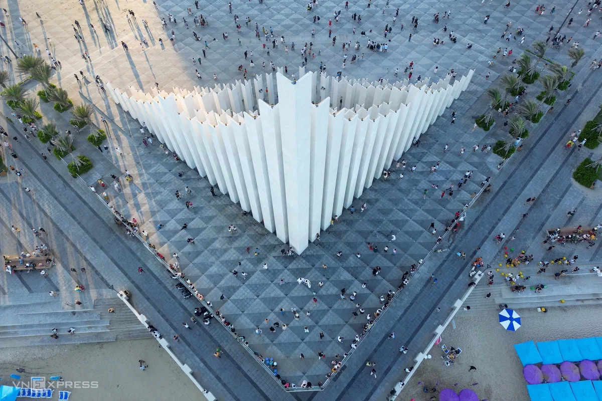 Ở khu vực tháp Tam Thắng, đông đảo khách đến dạo chơi, chụp ảnh.