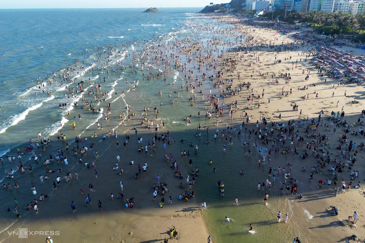 Nhìn từ trên cao, thủy triều rút khá xa bờ, người dân và du khách có thêm không gian để vui chơi.