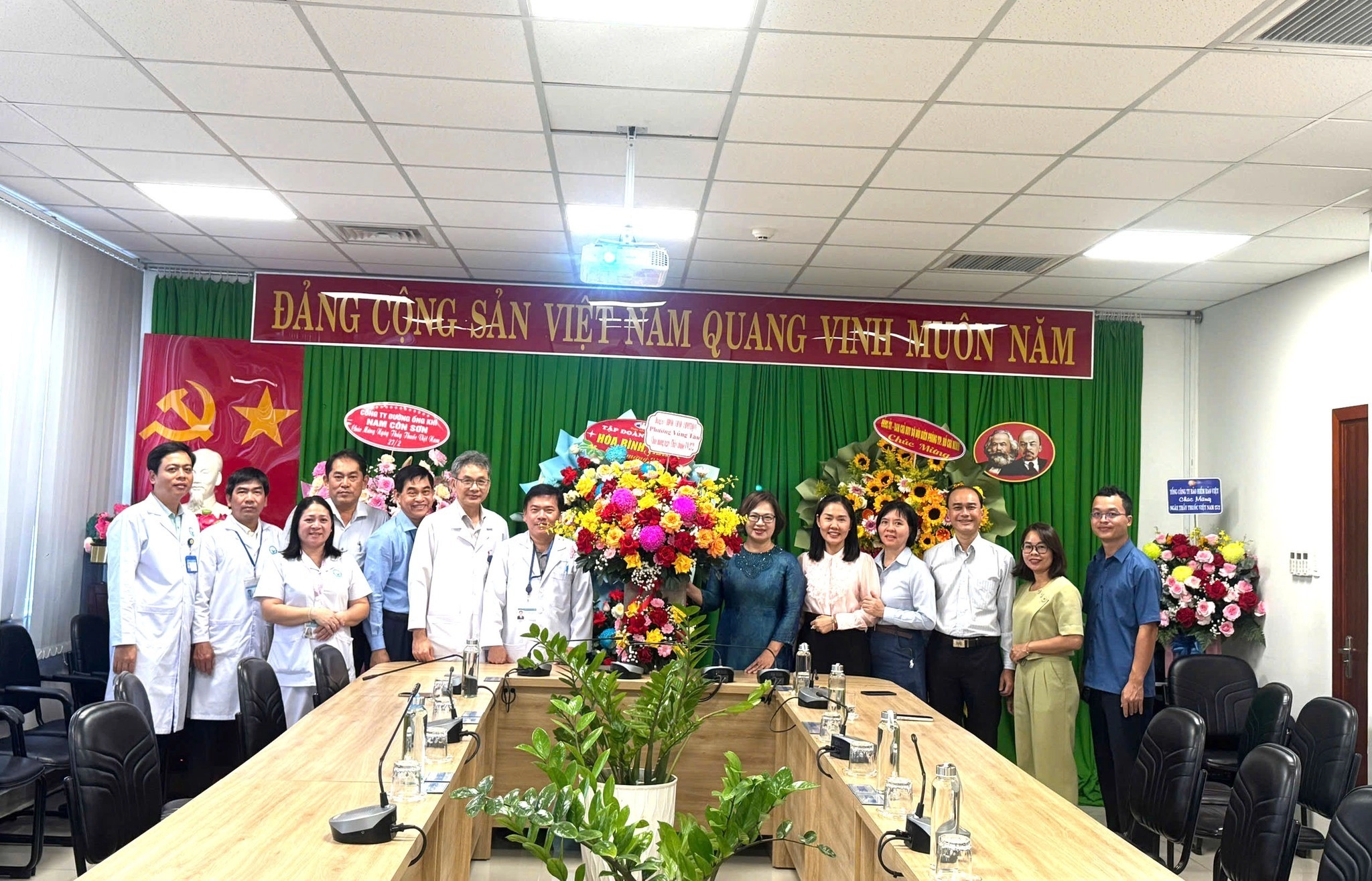 Lãnh đạo phường Vũng Tàu thăm, chúc mừng các đơn vị y tế