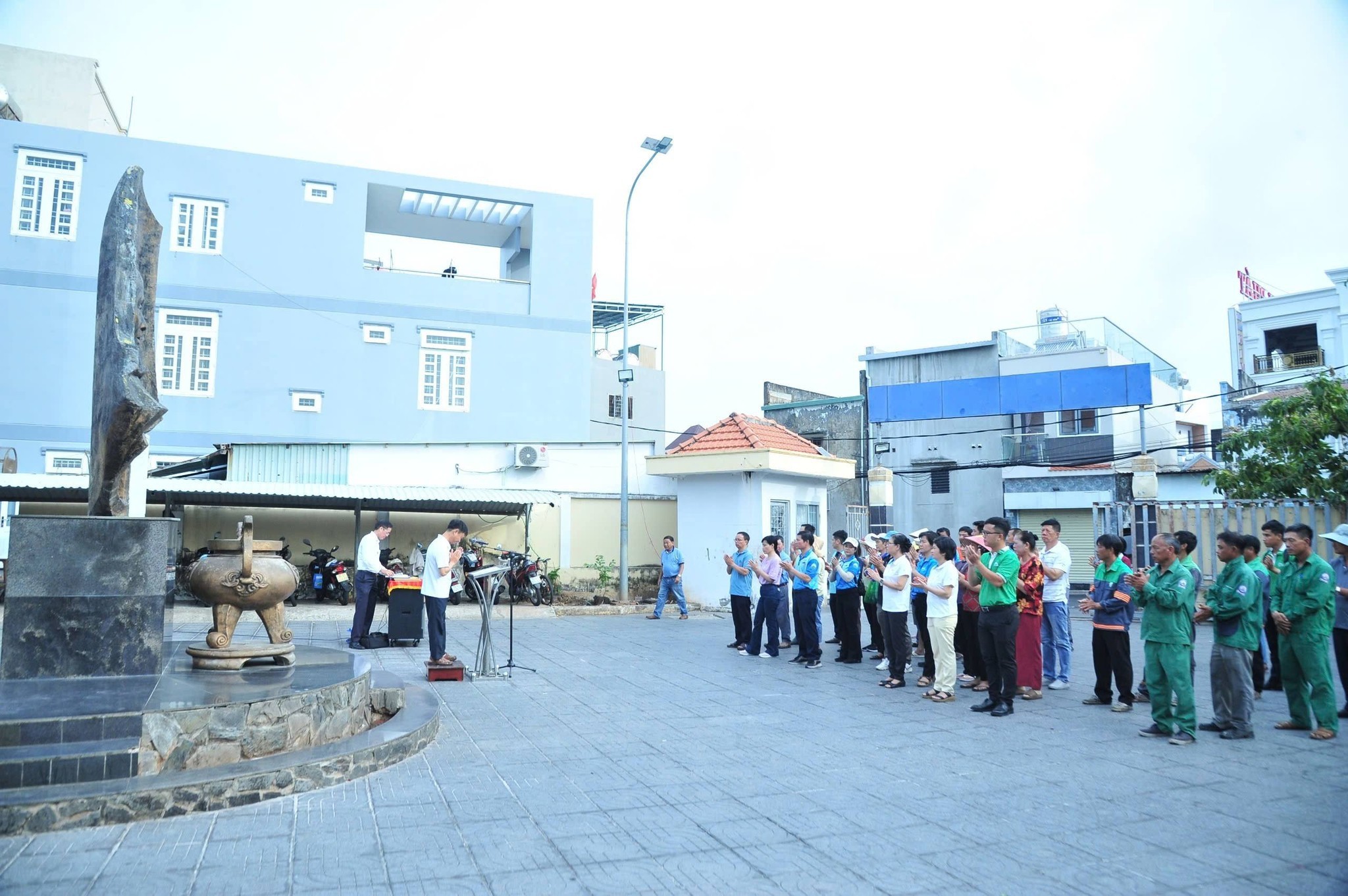 ĐÔNG ĐẢO CÁC LỰC LƯỢNG THAM GIA DỌN VỆ SINH TẠI DI TÍCH LỊCH SỬ NHÀ MÁ TÁM NHUNG