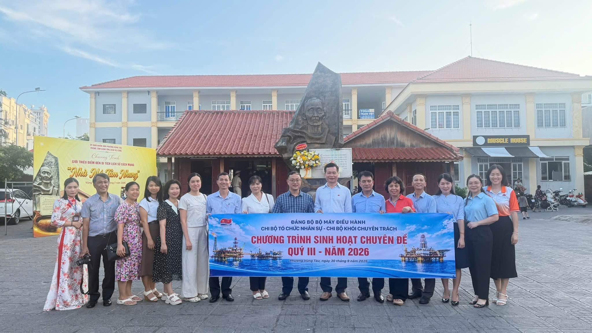 ĐÓN TIẾP ĐOÀN THAM QUAN, DÂNG HƯƠNG TẠI KHU DI TÍCH LỊCH SỬ NHÀ MÁ TÁM NHUNG  (Đoàn Chi bộ Khối Chuyên trách phối hợp cùng Chi bộ Tổ chức Nhân sự - Đảng ủy Bộ máy điều hành, Vietsovpetro)