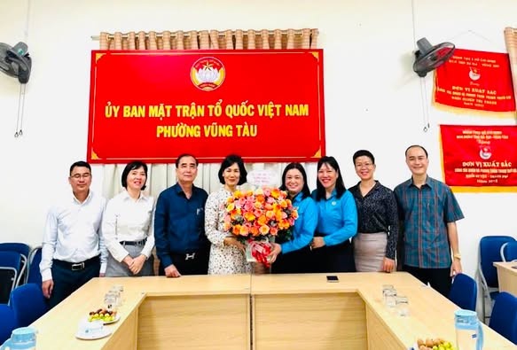ĐẠI DIỆN LÃNH ĐẠO ĐẢNG UỶ PHƯỜNG VŨNG TÀU THĂM, CHÚC MỪNG CÔNG ĐOÀN NHÂN KỶ NIỆM 97 NĂM NGÀY THÀNH LẬP CÔNG ĐOÀN VIỆT NAM