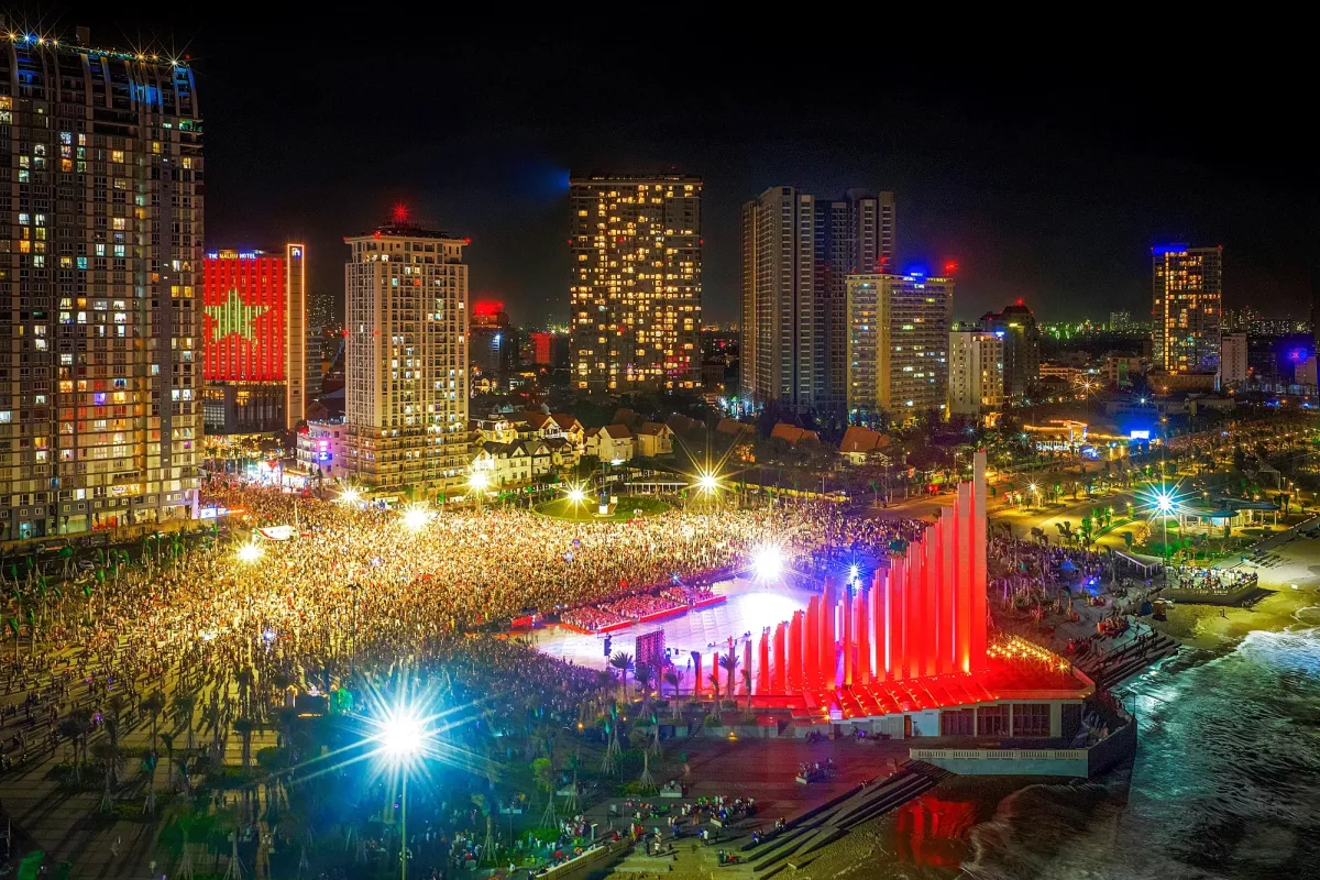 Đêm xuân trên Quảng trường Tam Thắng thu hút đông đảo người dân và du khách. Ảnh: NGUYỄN VĂN KHỞI