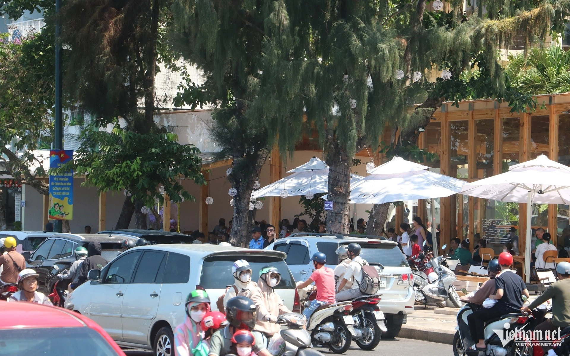 Dãy hàng quán ăn uống trên đường Quang Trung (phường Vũng Tàu) treo biển phục vụ nhà vệ sinh miễn phí cho người dân, du khách. Ảnh: Quang Hưng