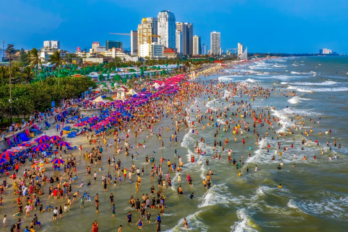 Bãi Sau Vũng Tàu thu hút đông đảo du khách những ngày Tết. Ảnh: NGUYỄN VĂN KHỞI