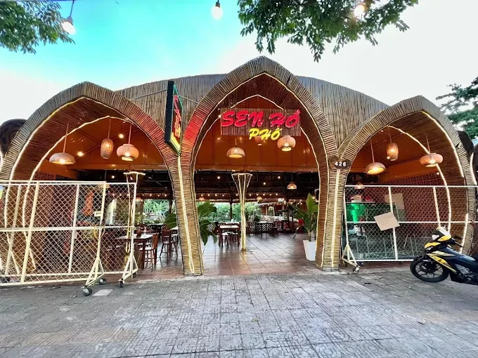 Nhà Hàng Sen Hồ Phố