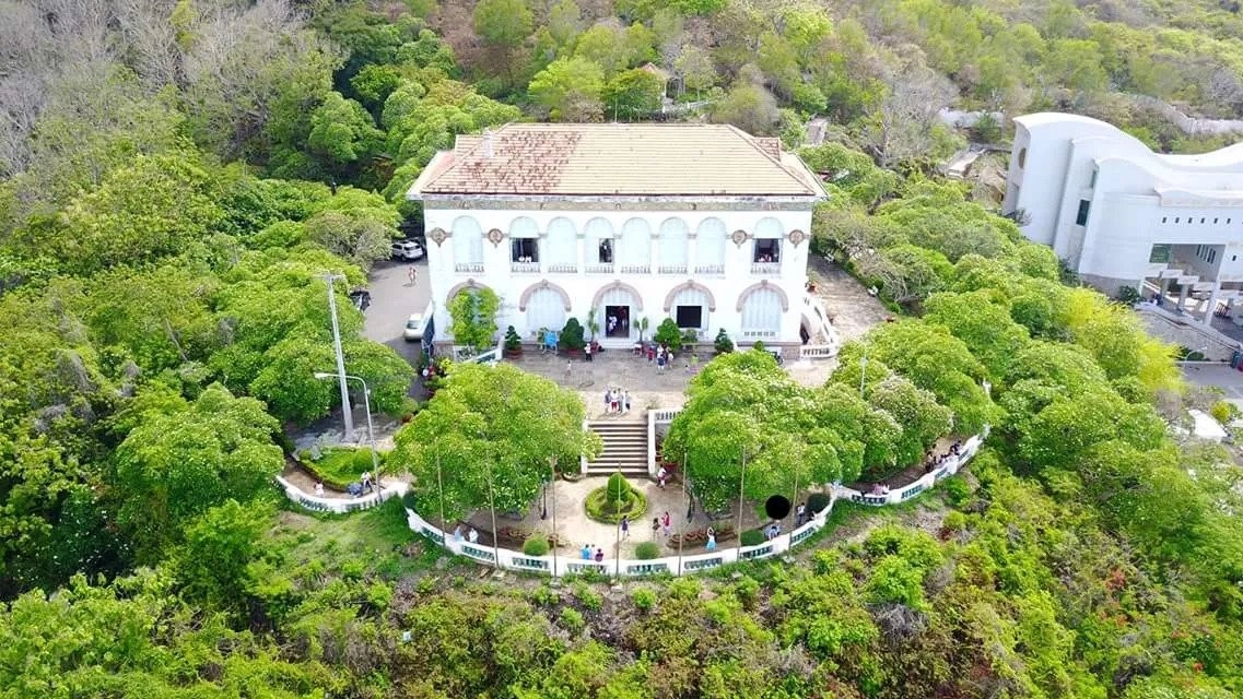 Bạch Dinh Vũng Tàu nổi bần bật với tone trắng