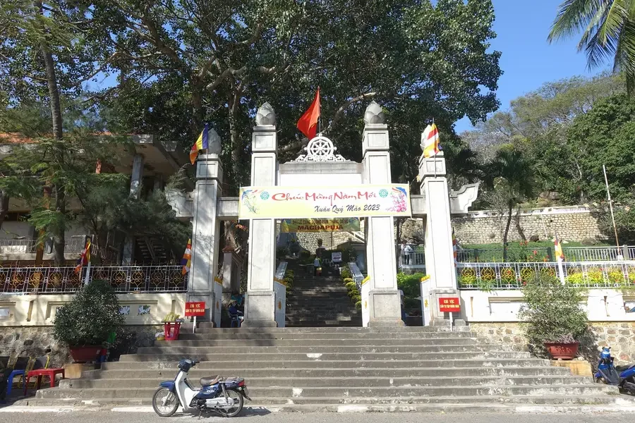 Cổng chùa Thích Ca Phật Đài