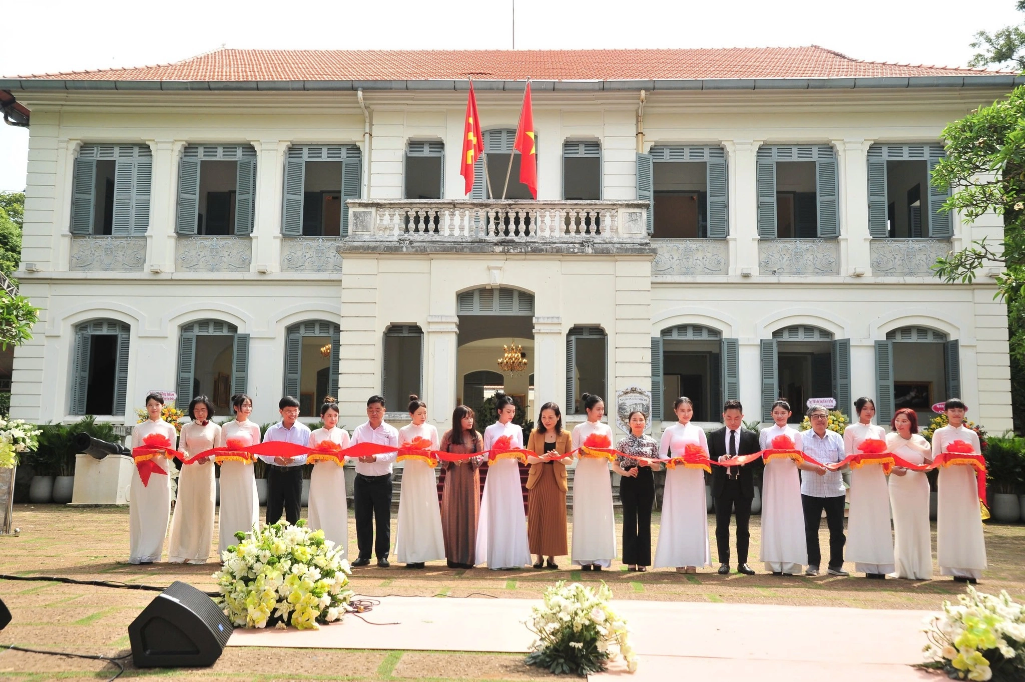 KHAI MẠC TRIỂN LÃM “NGÔI NHÀ ÁNH SÁNG”, HỘI TỤ NHIỀU KIỆT TÁC HỘI HỌA VIỆT NAM VÀ THẾ GIỚI